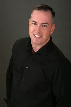 Josiah Harvey interpreta Auction Guest