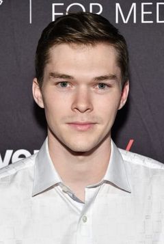 Casey Johnson interpreta Danny Stevens
