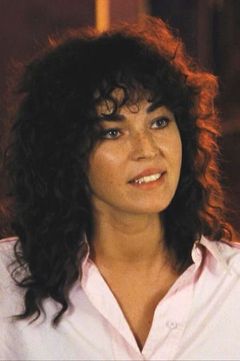 Paola Cozzo interpreta Curly Girl at Meeting (uncredited)