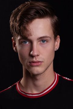 Kayden Boisclair interpreta Reed