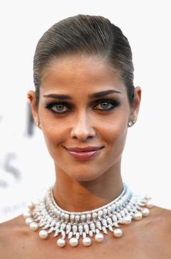 Ana Beatriz Barros interpreta'Old and Lame' Show Attendee
