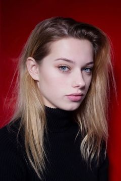 Richelle Plantinga interpreta Megan (jong)