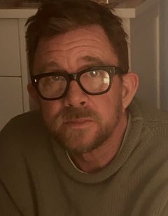 Geoffrey Edwards interpreta Aldous (voice, uncredited)