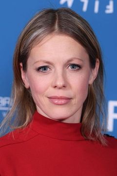 Kelly Adams interpreta Nancy Webb