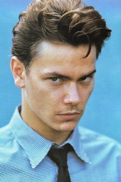 River Phoenix interpreta Wolfgang Müller