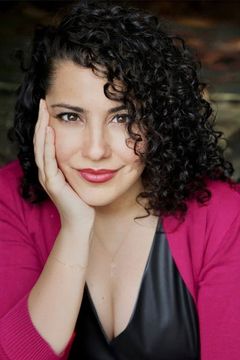 Julie Garnye interpreta Lyria (singing voice) (uncredited)