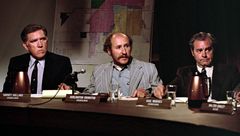 Douglas Dirkson interpreta Burlington Cranston