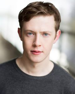 Lewis Mackinnon interpreta Player