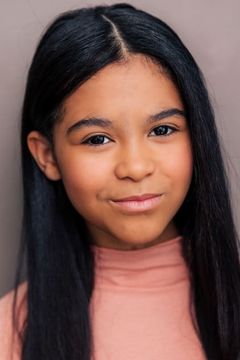 Mia Fowler interpreta Lacey Beeby