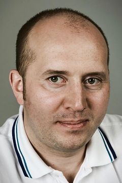 Sergey Burunov interpreta Max (voice)