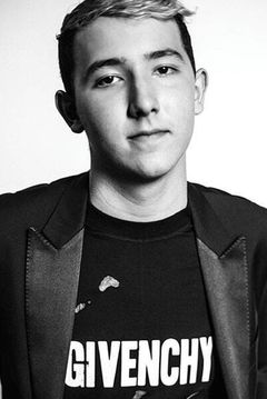 Frankie Jonas interpreta Extra - Child in Museum (uncredited)