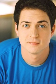 Nick Fondulis interpreta Kyle
