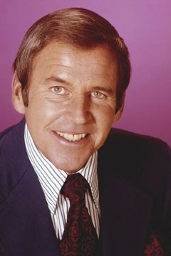 Paul Lynde interpreta Mr. Akins