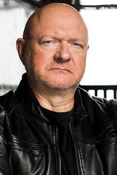 Paul Nicholas Mason interpreta Herald