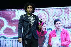 Osamah Sami interpreta Hossein