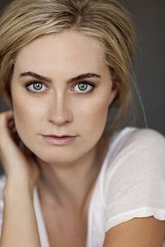 Anna Arden interpreta Alicia