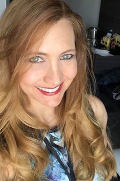 Kim Donovan interpreta Woman on Bike (uncredited)