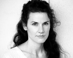 Emmy Smith interpreta Woman in Porsche