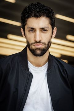 Azim Rizk interpreta Waleed