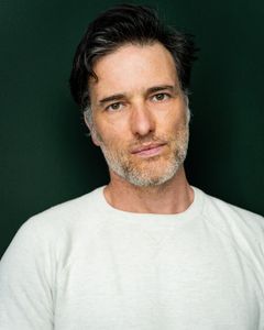 Ed Stoppard interpreta Benny Peled