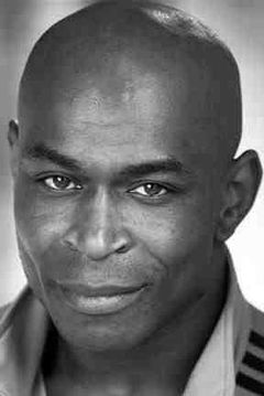 Mark Anthony Brighton interpreta Daniel Drumm