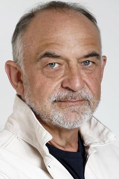 Pascal Aubert interpreta Father Noiret