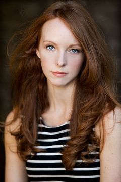 Arin Logan interpreta Sexy Girl in Bar