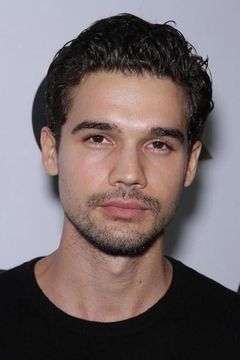 Steven Strait interpreta Warren Peace