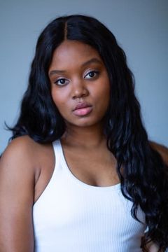 Bukola Walfall interpreta Kat
