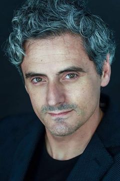 Israel Ruiz interpreta Ministry of Magic Wizard (uncredited)