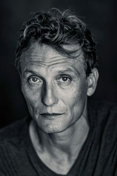 Oliver Masucci interpreta Anton Vogel