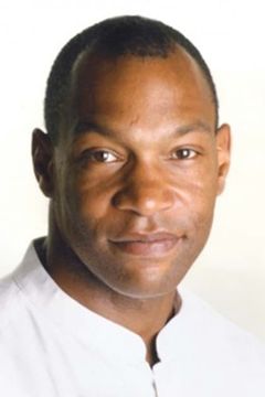 Vaughn Clements interpreta Prison Guard