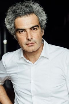 Sulayman Al-Bassam interpreta Kafir Aghani