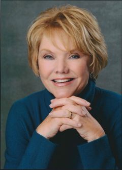 Erika Slezak interpreta Aunt Myrt