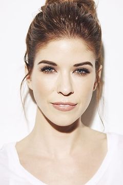 Devon Weigel interpreta Karen