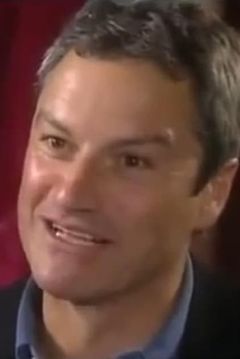 Gavin Esler interpreta U.K. Newsreader #1