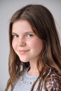Bethan Coomber interpreta Joan Fawcett (7 Yr Old)