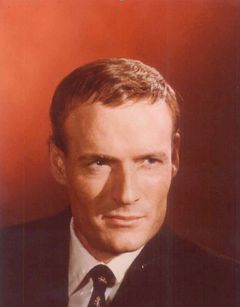 Brandon Brady interpreta Lieutenant Young (uncredited)