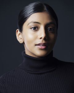 Charithra Chandran interpreta Sabina Pleasance