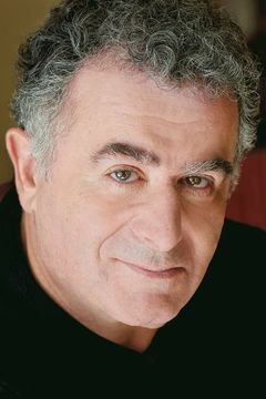 Saul Rubinek interpreta Steve Kirsch