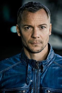 Christoph von Friedl interpreta Marc Combe/Johnny Lexington