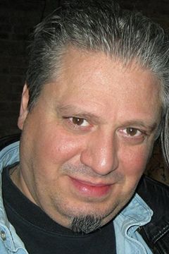 Michael Nicolosi interpreta Bernard