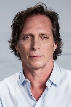 William Fichtner interpreta Adam Janikowski