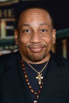 Tony Cox interpreta Plum Elf (voice)