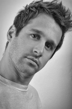 John De Luca interpreta Soldier Martinez