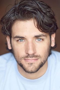 Chris Cimperman interpreta Guy Sparks