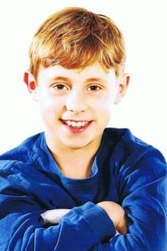 Darren Rizzolo interpreta Spit Take Kid #1
