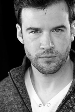 Cole Gleason interpreta Scott