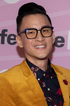 Hank Chen interpreta Jason Greene