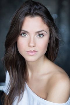 Poppy Drayton interpreta Amberle Elessedil